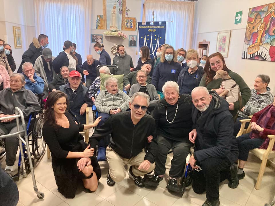 Andrea Bocelli in visita agli anziani di “Madonna del Soccorso” grazie ai Nipoti di Babbo Natale
